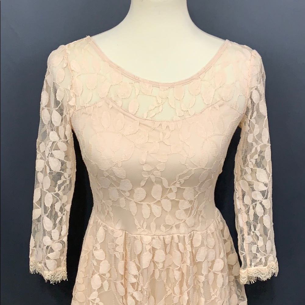 Pretty lace dress - Picture 3 of 5